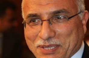 Le ministre du Transport signe avec le Qatar un accord bénéficiant uniquement à Qatar Airways et va ensuite discuter avec les cadres de Tunisair, la compagnie aérienne nationale, grande perdante de l'affaire.