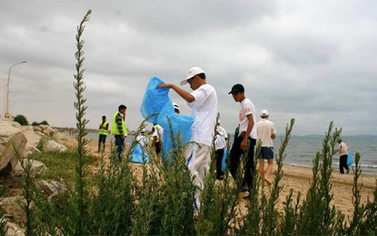 «Les éboueurs de la Méditerranée» nettoient les plages tunisiennes