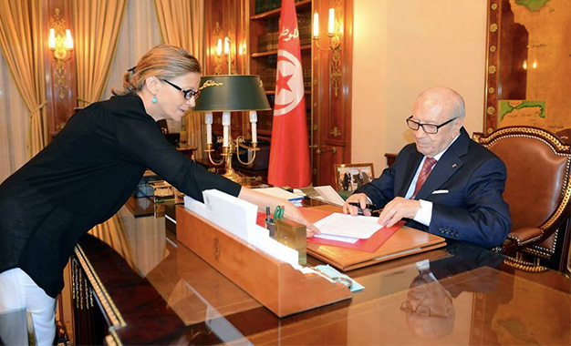 Beji-Caid-Essebsi-signe-la-loi-antiterroriste