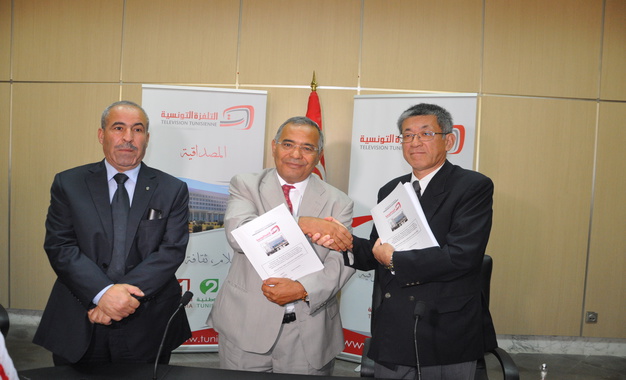 Signature-de-l'accord-de-prêt-à-la-télévision-tunisienne