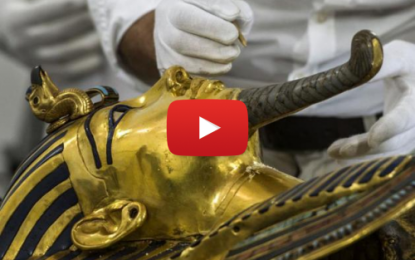 Le pharaon Toutankhamon retrouve sa barbe!