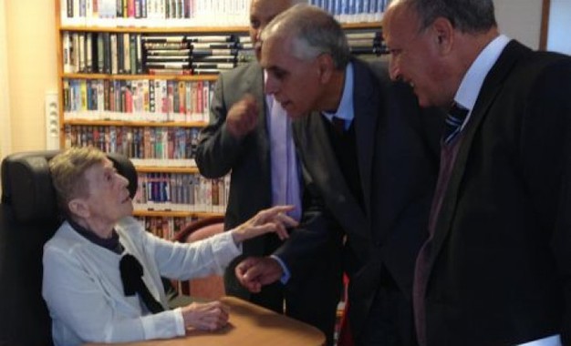 une-retaitée-fait-don-de-sa-bibliothèque-à-la-tunisie