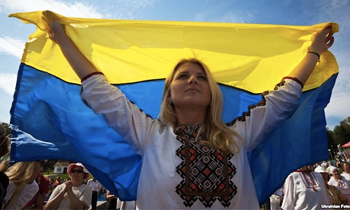 Ukrainienne-au-drapeau