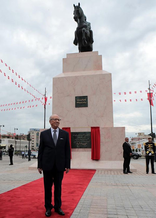 Caid-Essebsi-statue-de-Bourguiba