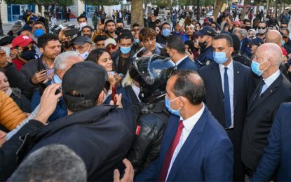Tunis : Saïed rencontre des citoyens à l’Av. Bourguiba qui lui demandent de dissoudre le parlement