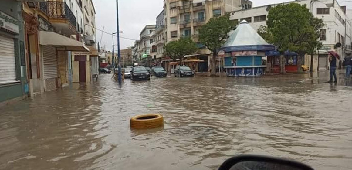الأمطار تكتسح شوارع بنزرت و”الفيضانات” تٌجبر المقاهي والمحلات على غلق أبوابها (صور)