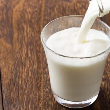 اتحاد الفلاحين يدعو إلى الترفيع في سعر لتر الحليب عند الإنتاج  إلى 1460 مي