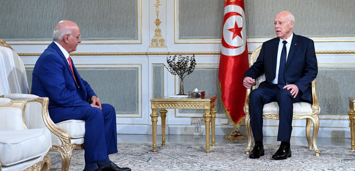 الرئيس يتحادث مع نائب رئيس الاتحاد التونسي للفلاحة و الصيد البحري حول قطاع الألبان و العلف و الاحتكار…