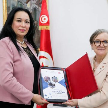 رئيسة الحكومة تتلقى التّقرير الوطني حول وضع الطّفولة في تونس لسنتي 2020 و2021