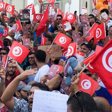 هل التونسي عبثي بطبعه و ميال إلى الغوغاء ؟