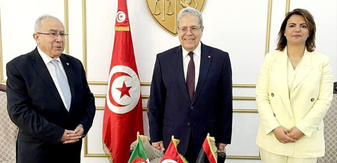 وزير الخارجية يستقبل نظيريه الليبي والجزائري  بمطار تونس قرطاج (صور)
