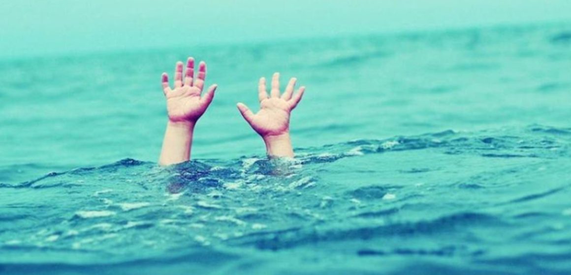 وفاة شقيقين يبلغان من العمر 9 و7 سنوات غرقا بشاطى الميناء غار الملح (صورة)