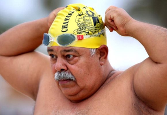 في سن الـ70 السباح التونسي نجيب بلهادي يعلن خوضه تحدي سباحة التيجان الثلاث العالمية وقطع سباق المحيطات السبع (صور)