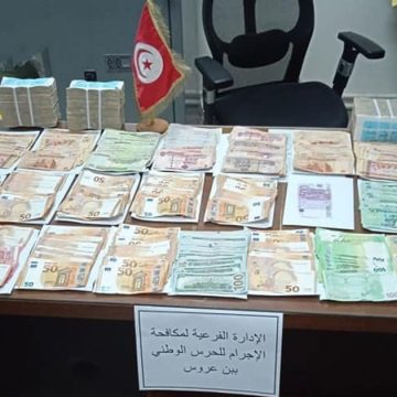 بن عروس: مداهمة 3 منازل وحجز مبالغ مالية تونسية ومن العملة الصعبة (صور)