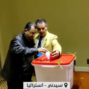 عملية إقتراع أول ناخب على مشروع الدستور المعروض على الاستفتاء في سيدني (صور+ فيديو)