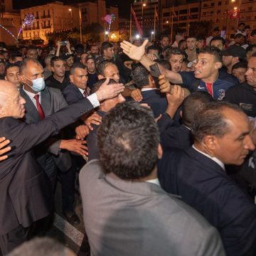 بعد منتصف الليل ..رئيس الجمهورية في شارع الحبيب بورقيبة (صور +فيديو)