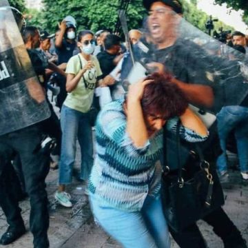 العاصمة: البوليس يعتدي على  متظاهرين ضد الإستفتاء  و من بينهم سامية عبدو (صور و فيديو)