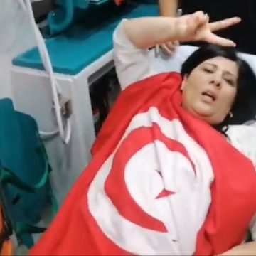 موسي من داخل سيارة الإسعاف: “تونس مدنية، يا طبوبي راهو باش ايدلس، ما تخليوشي يعمل الاستفتاء..” (فيديو)