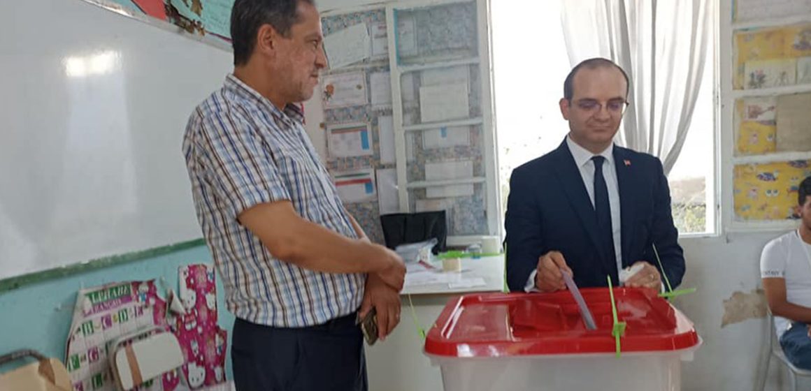 رئيس هيئة الانتخابات يٌدلي بصوته في الاستفتاء (صور)