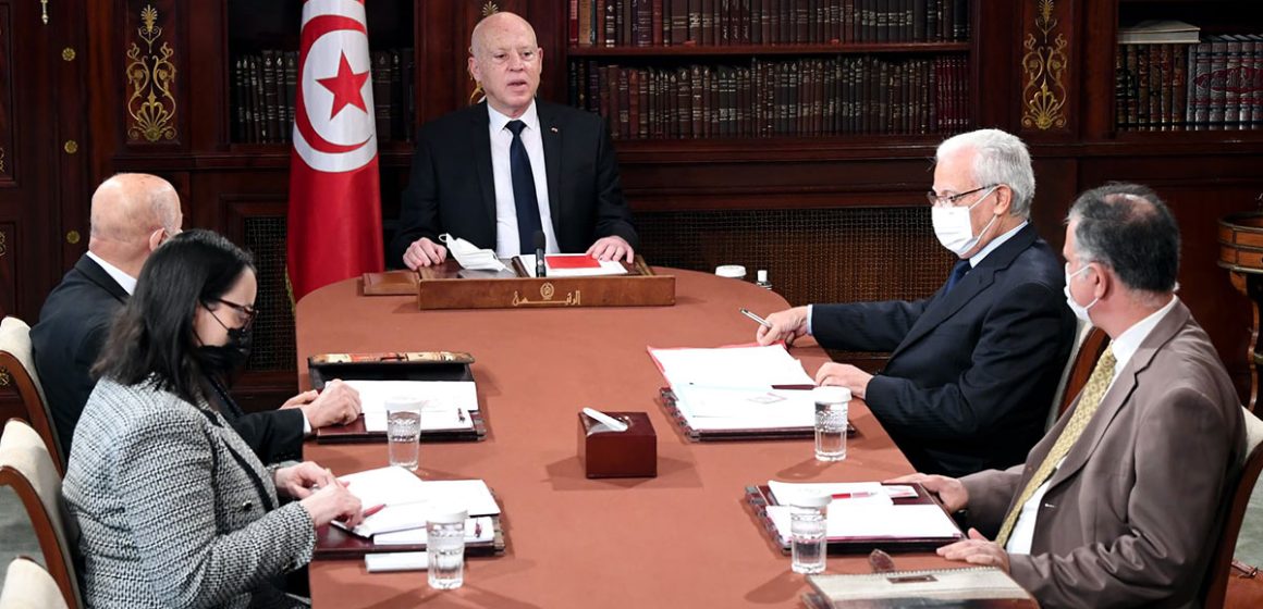 تونس : الدستور الجديد كتب بلغة “أكلوني البراغيث”