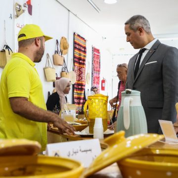 بقاعة الأخبار بالعاصمة، وزير السياحة يطلع على محتويات معرض الصناعات التقليدية الخاص بولاية قابس (صور)