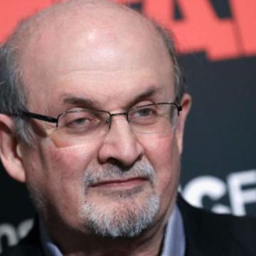 جمعيات ومنظمات وشخصيات مٌستقلة تندد بجريمة الاعتداء على سلمان رشدي: “لن نسمح بأن تُرتكب الجريمة باسمنا” (بيان)