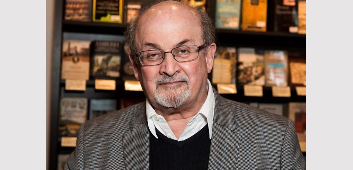 نيويورك: كاتب “الآيات الشيطانية” سلمان رشدي يتعرض إلى الطعن (فيديو)