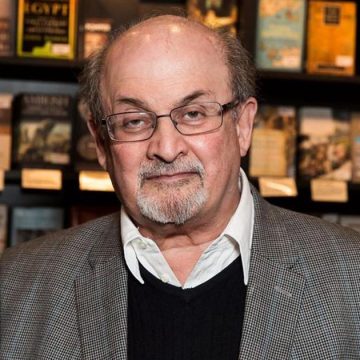 نيويورك: كاتب “الآيات الشيطانية” سلمان رشدي يتعرض إلى الطعن (فيديو)