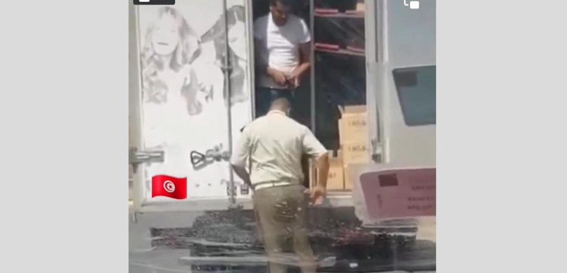 موثق في فيديو: مصري يدعي ابتزازه في نقطة قارة بحمام سوسة و أمني يتسلم من شاحنة بيع بالجملة، قارورة شامپوا