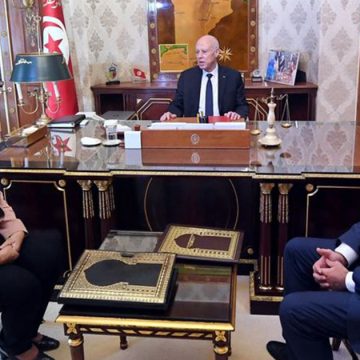 الرئيس يتباحث مع بوغديري نمصية و مروان العباسي حول نتائج جرد و ضبط وضعية القروض و الهبات لفائدة الدولة