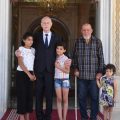 في ختام زيارته إلى حي هلال، الرئيس يعود الى القصر مع عائلة تسكن بغرفة على وجه الفضل و عائلها الوحيد أم لا شغل قار لها
