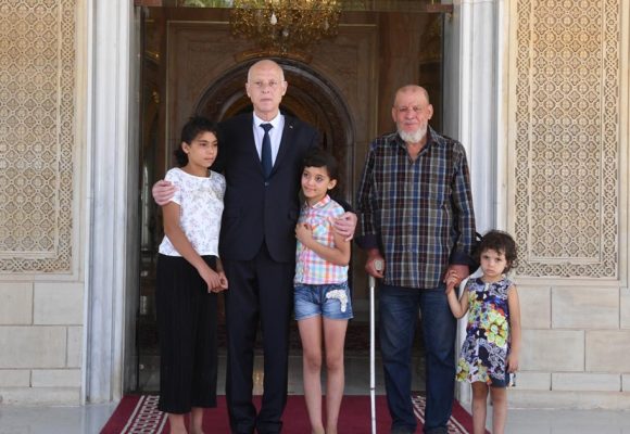 في ختام زيارته إلى حي هلال، الرئيس يعود الى القصر مع عائلة تسكن بغرفة على وجه الفضل و عائلها الوحيد أم لا شغل قار لها