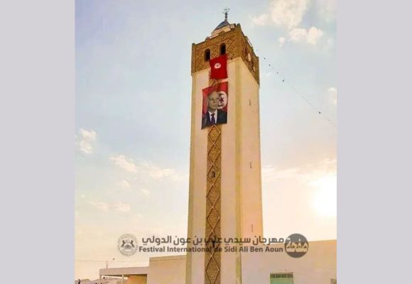 تزامنا مع مهرجان سيدي علي بن عون، تعليق صورة الرئيس سعيد على إحدى المآذن و ولاية سيدي بوزيد تصدر بلاغا
