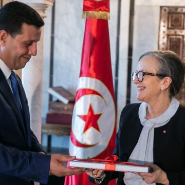 في لقائه ببودن، وزير السياحة الجزائري يعبر عن رغبة بلاده في الاستفادة من تجربة تونس في الاستثمار في القطاع