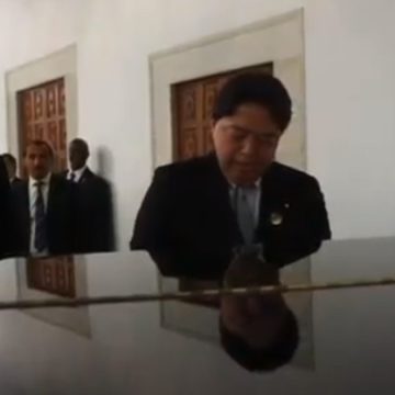 وزير الخارجية الياباني يعزف على البيانو بفضاء النجمة الزهراء بسيدي بوسعيد (فيديو)