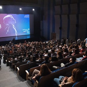 مسرح الأوبرا بتونس:افتتاح الدورة الثالثة لتظاهرة “الخروج إلى المسرح” و الجمهور في الموعد (صور)