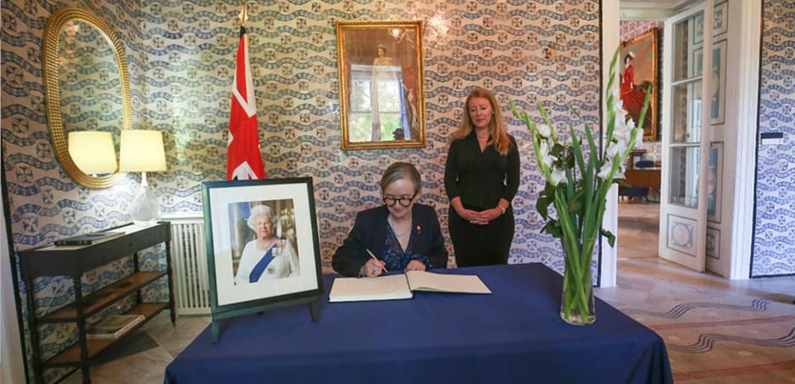 رئيسة الحكومة تٌقدم التعازي في وفاة الملكة إليزابيت الثانية (صور)