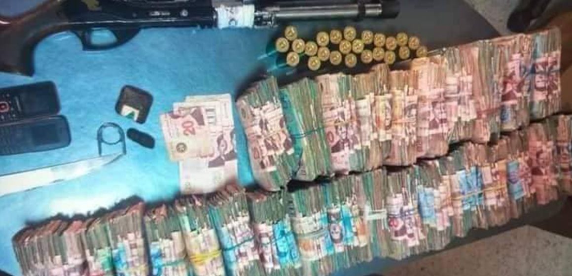 سجنان: الاطاحة باكبر تاجر مخدرات وحجز مبلغ 130 ألف دينار وسيارة فاخرة (صور)