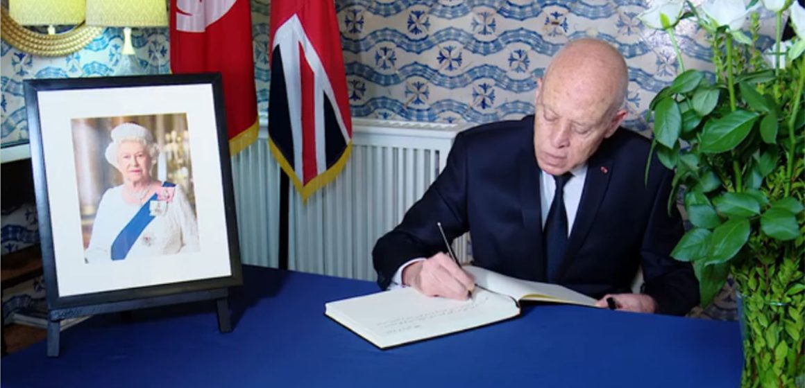 وفاة إليزابيث الثانية: الرئيس قيس سعيد يدون كلمة بسجل العزاء في إقامة سفيرة بريطانيا بتونس (فيديو)