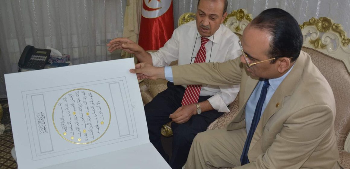وزارة الشؤون الدينية تقترح على الخطّاط نجيب الزعلوني إعداد مشروع نسخ المصحف الشريف برواية قالون بأنامل تونسية (صور)