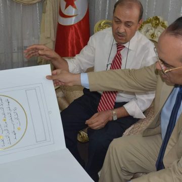 وزارة الشؤون الدينية تقترح على الخطّاط نجيب الزعلوني إعداد مشروع نسخ المصحف الشريف برواية قالون بأنامل تونسية (صور)