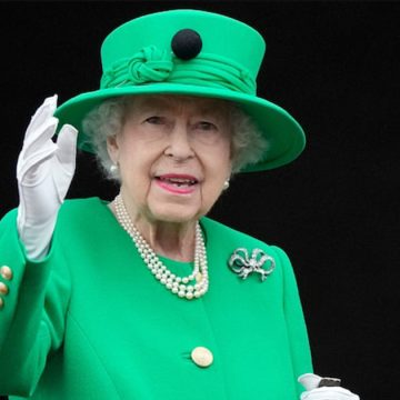 بريطانيا: وفاة الملكة اليزابيت الثانية بعد 70 عاما على العرش و تنكيس الأعلام في قصر باكنغهام