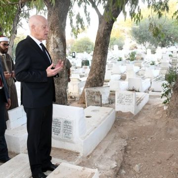 بعد حضوره في دفن الشيخ عثمان بطيخ، مفتي الجمهورية في الجلاز، الرئيس يتحول إلى منزل الفقيد لتقديم واجب العزاء