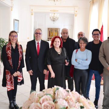 باريس/ الدورة الأولى التأسيسية لأيام مسرح أوبرا تونس: السفير كريم الجموسي يلتقي ثلة من الفنانين (صور تذكارية)