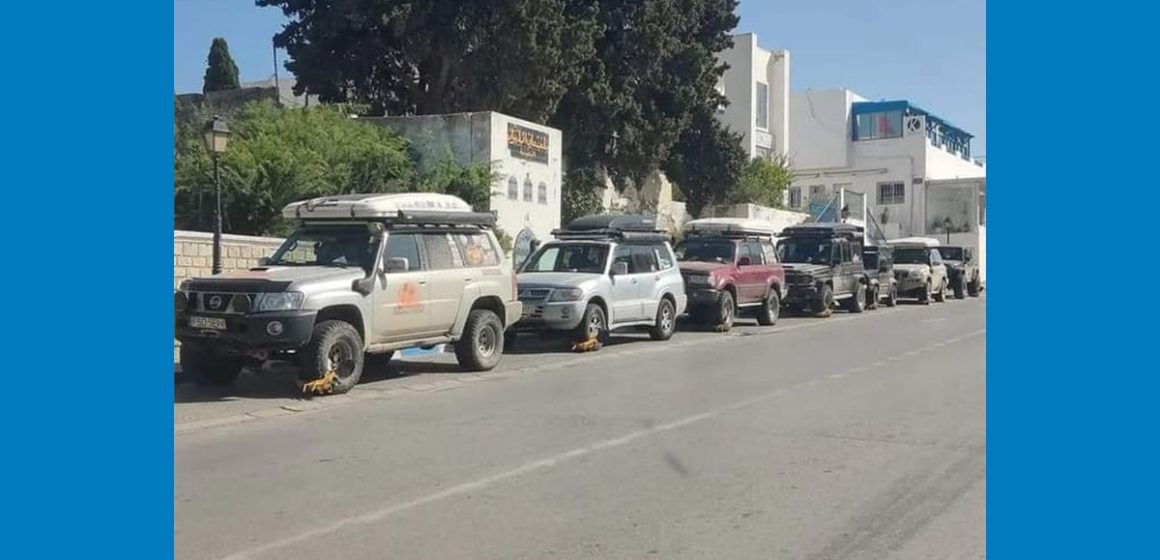صورة اليوم: تكبيل سيارات رالي أجنبية تثير الجدل، بلدية سيدي بوسعيد تعتذر لضيوفها