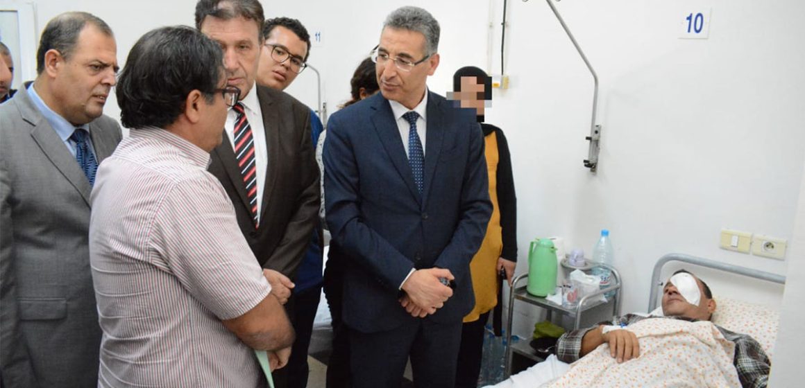 وزير الداخلية في معهد الهادي الرايس لأمراض العيون للاطمئنان على إطار امني خضع لعملية جراحية بعد الاعتداء عليه (صور)