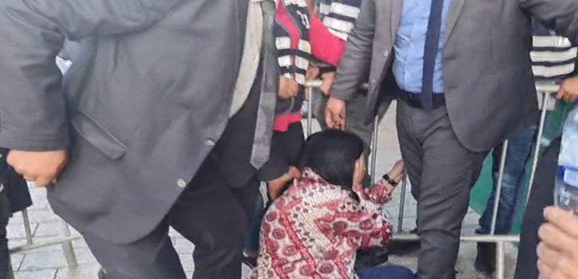 إخراج عبير موسي بالقوة من مقر إضراب الجوع أمام وزارة الداخلية (فيديو + صور)