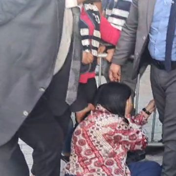 إخراج عبير موسي بالقوة من مقر إضراب الجوع أمام وزارة الداخلية (فيديو + صور)
