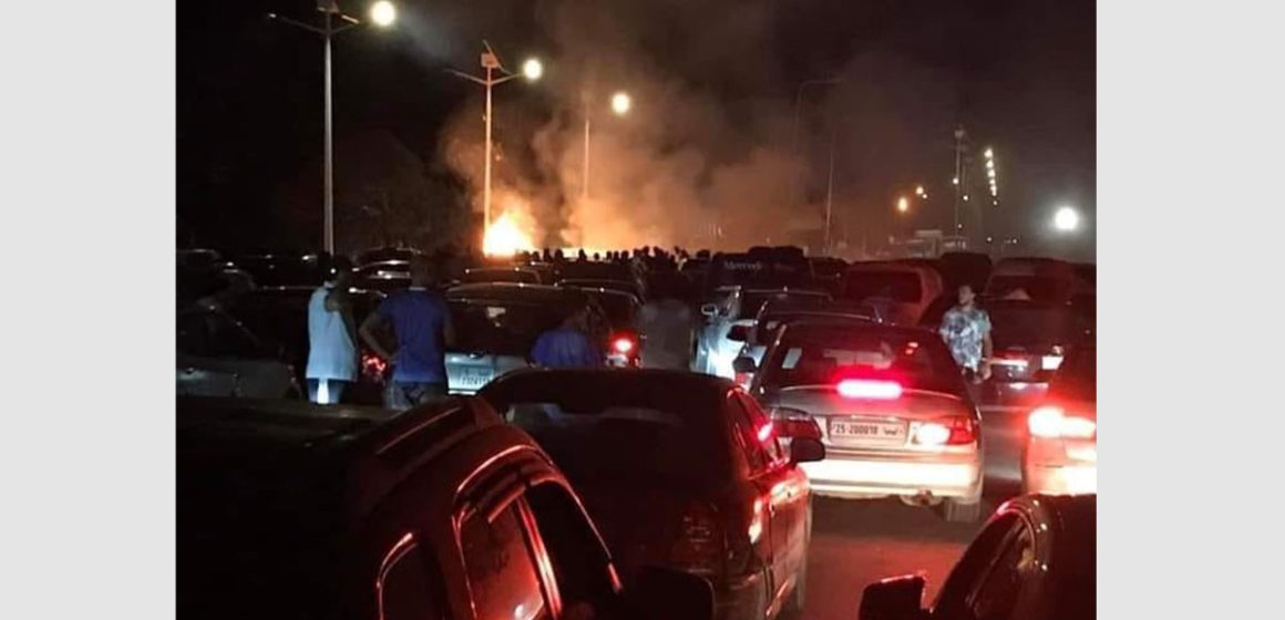 بنقردان:  غلق معبر راس جدير الحدودي من الجانب التونسي بسبب الاحتجاجات و محاولة حرق أمني بسكب البنزين عليه (فيديو)