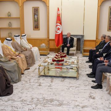 الجزائر: الرئيس سعيد يستقبل نائب رئيس مجلس الوزراء البحريني الذي نقل له دعوة من الملك لزيارة المنامة
